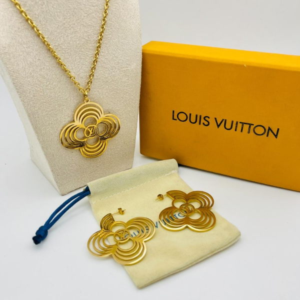 Golden Floral Pendant Jewelry Set